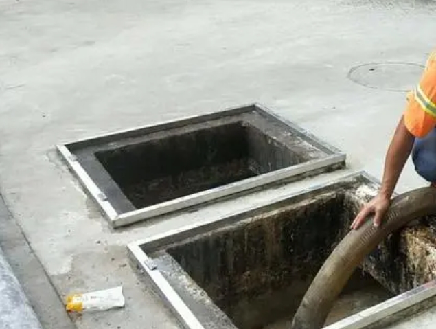 苏尼特左化粪池清理