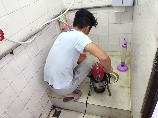 苏尼特左管道堵塞冒臭气 专业师傅现场解决问题