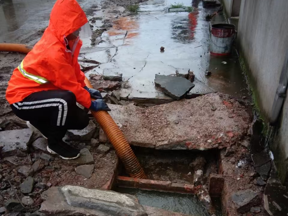 苏尼特左专业清理污水池 炜誉市政以规范流程守护城市 “肠道”