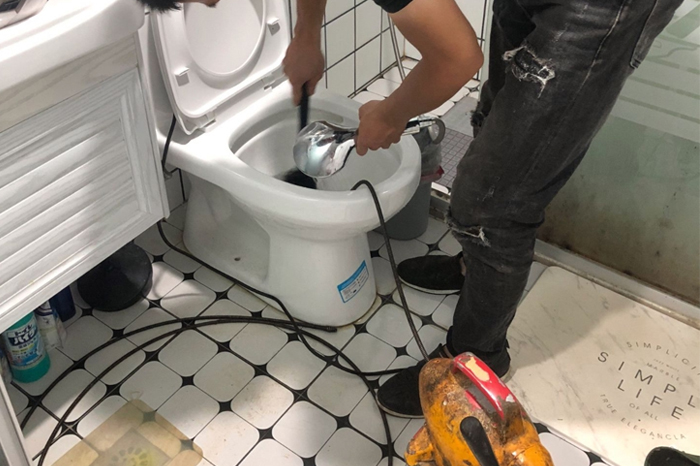 苏尼特左马桶堵塞自己疏通还是找师傅？专业上门服务让你省时更省心
