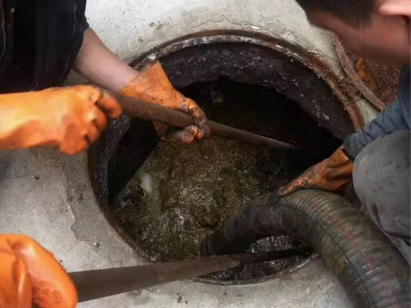 苏尼特左清理化粪池时如何避免沼气的危害？